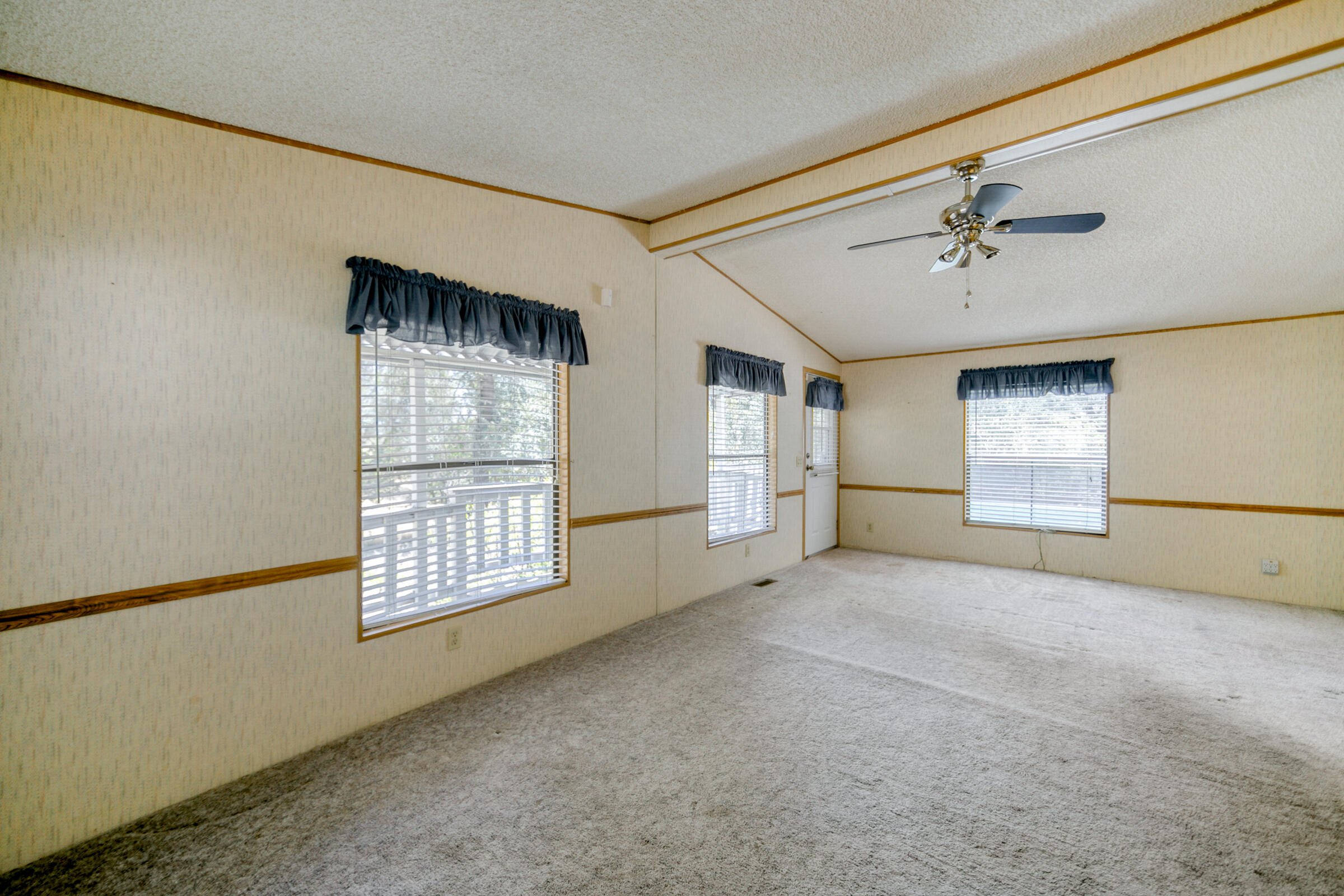 17913 Sutton Road Redding, CA 96003 - Photo 7 of 32 HV7A1814