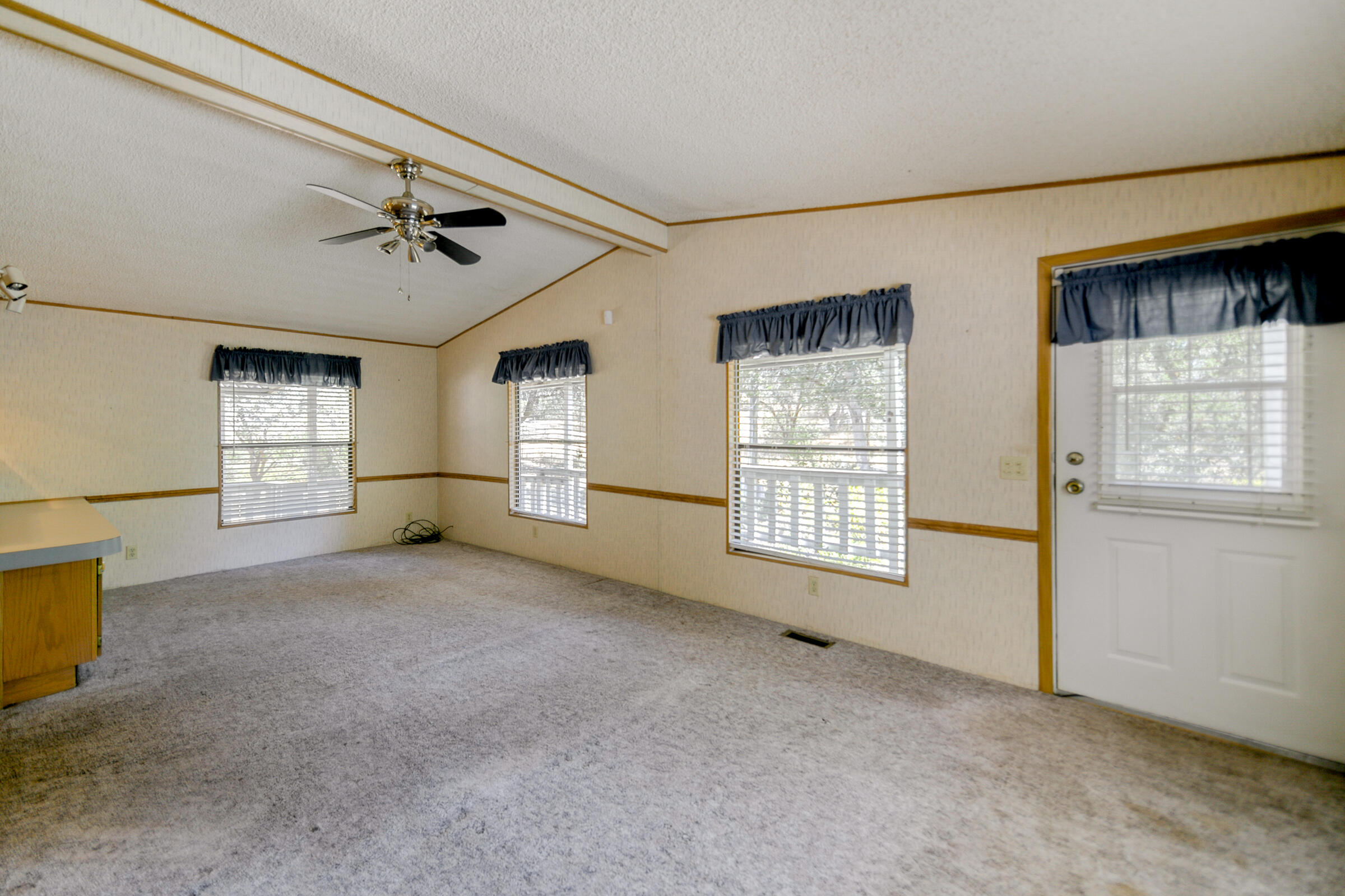 17913 Sutton Road Redding, CA 96003 - Photo 9 of 32 HV7A1811