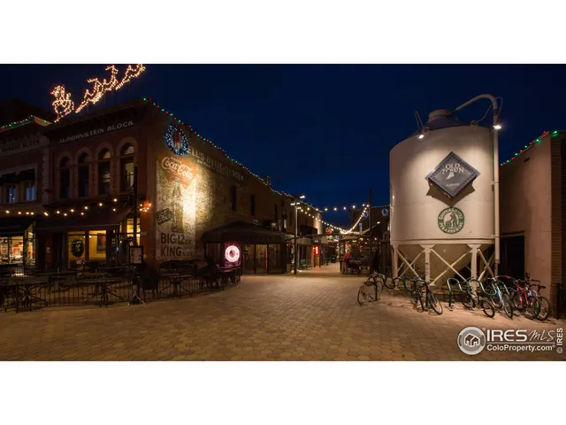 a view of a tennis court