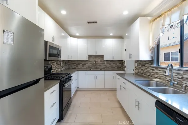 $4,500 | 5034 Newcastle Avenue, Encino, CA 91316