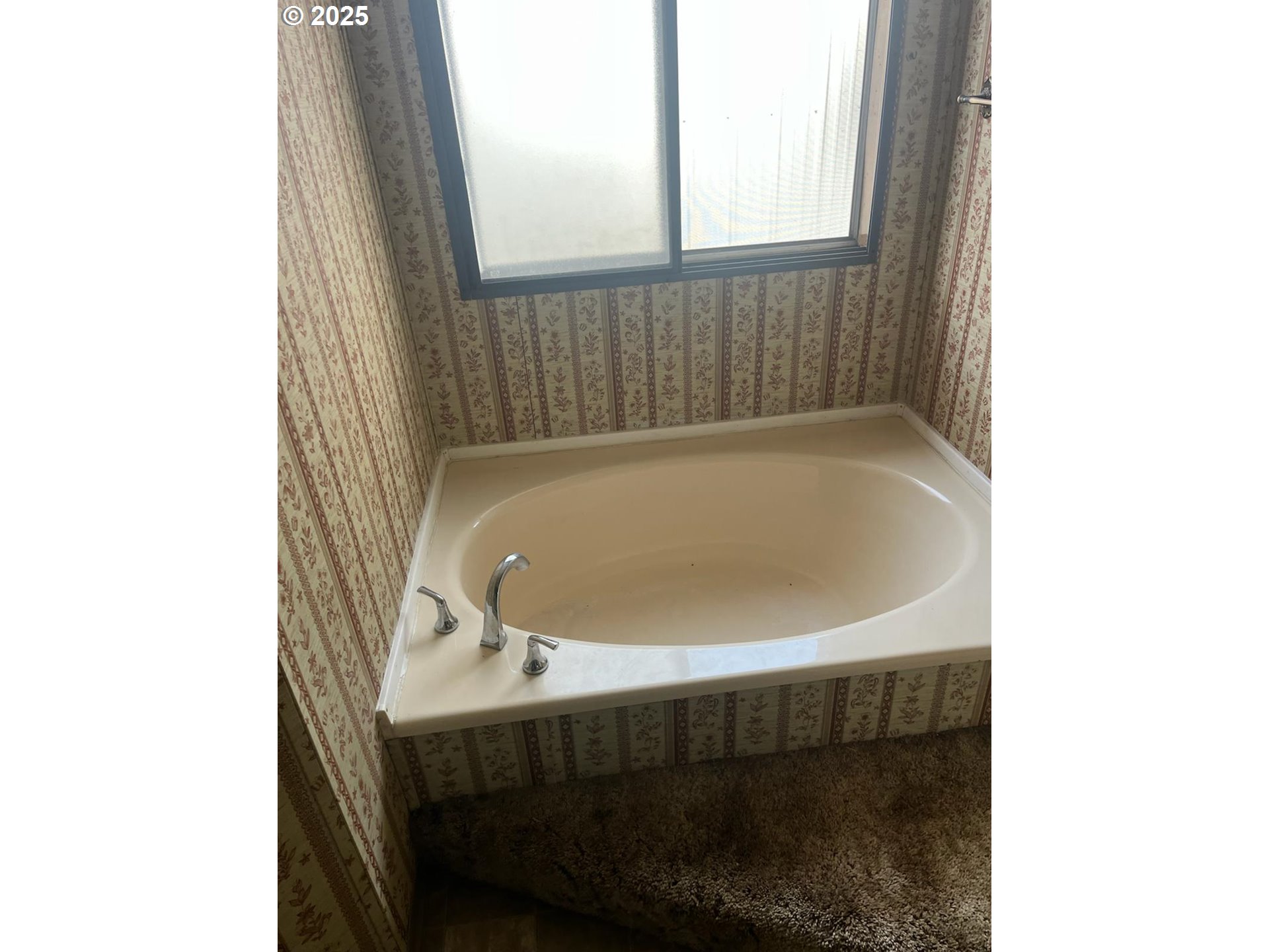 355 West Washington Street Athena, OR 97813 - Photo 26 of 32 a bathroom with a bathtub