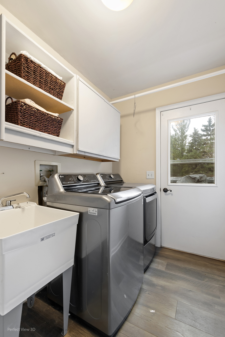 2001 Madison Avenue Gurnee, IL 60031 - Photo 20 of 26 a kitchen that has a sink and a stove