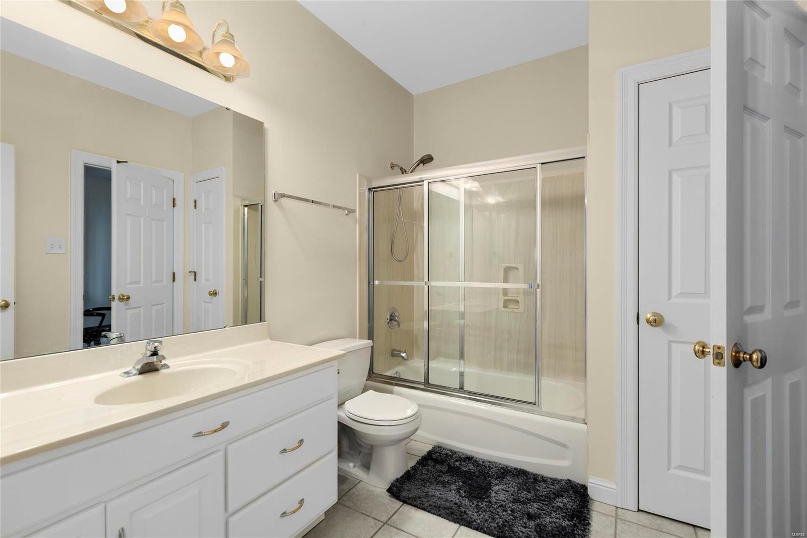 821 North Spoede Road Creve Coeur, MO 63141 - Photo 20 of 39