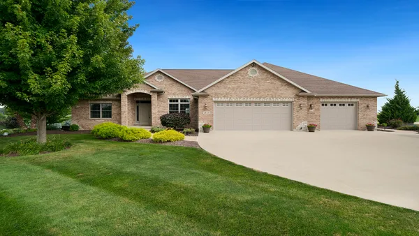 $649,900 | 1815 White Pines Drive, Dixon, IL 61021