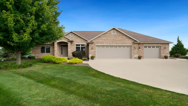 $679,000 | 1815 White Pines Drive, Dixon, IL 61021