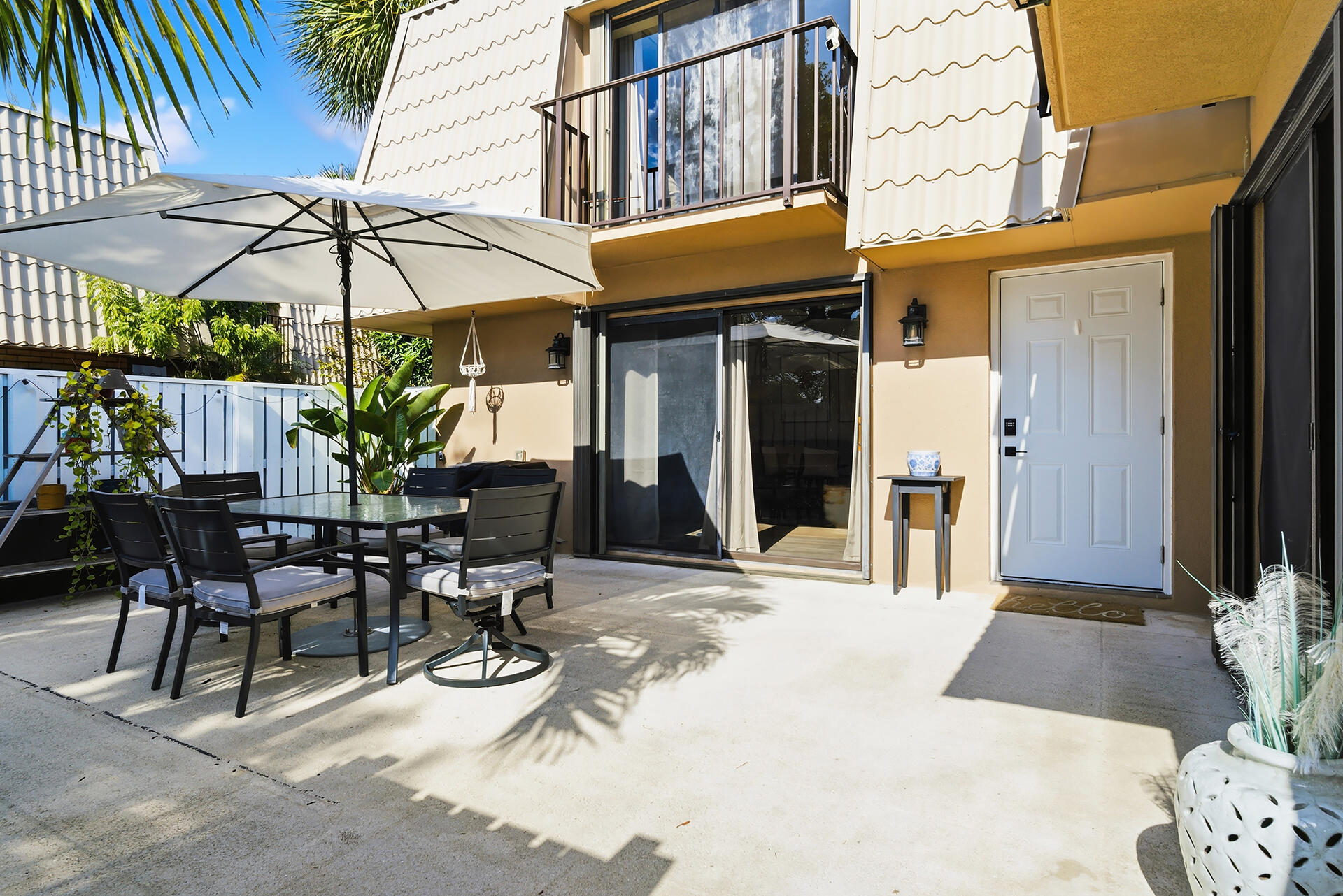 6818 68th Way West Palm Beach, FL 33409 - Photo 17 of 31 a view of a cafe with sitting area and furniture
