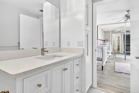 a en suite bathroom with a sink and a mirror