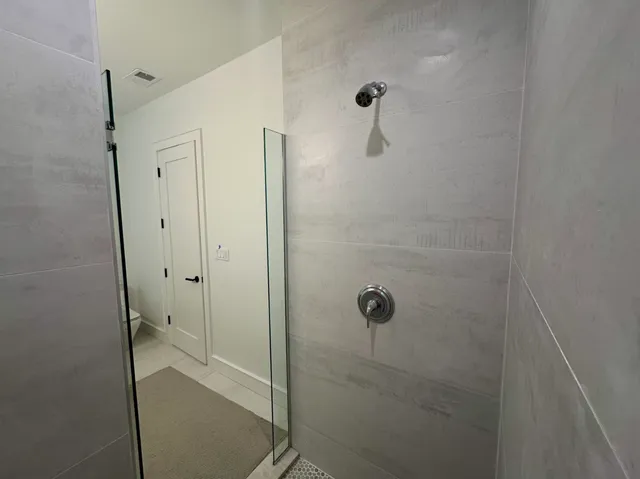 $5,800 | 4243 North Damen Avenue, Unit 1R, Chicago, IL 60618