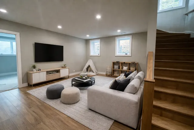 $5,800 | 4243 North Damen Avenue, Unit 1R, Chicago, IL 60618