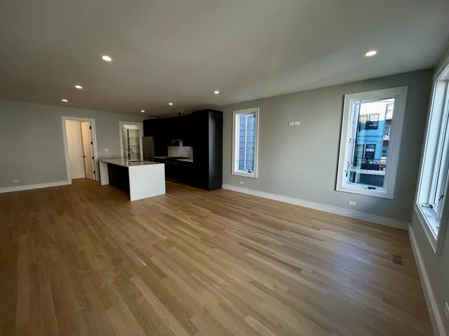 $5,800 | 4243 North Damen Avenue, Unit 1R, Chicago, IL 60618