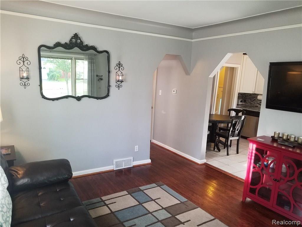 2208 Ridgemont Road Grosse Pointe Woods, MI 48236 - Photo 3 of 21