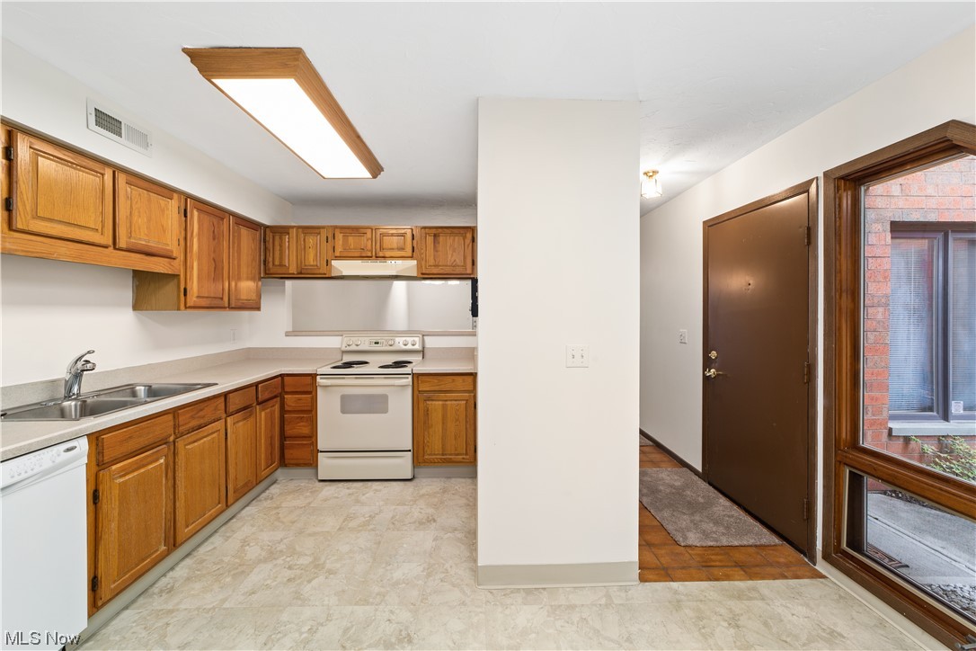 4675 Mayfield Road, Unit D South Euclid, OH 44121 - Photo 5 of 28 Eat-in Kitchen