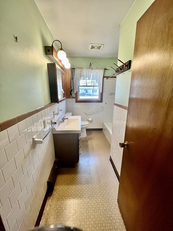 44 Burlingame Road Charlton, MA 01507 - Photo 15 of 29 a bathroom with a sink a mirror and a bathtub