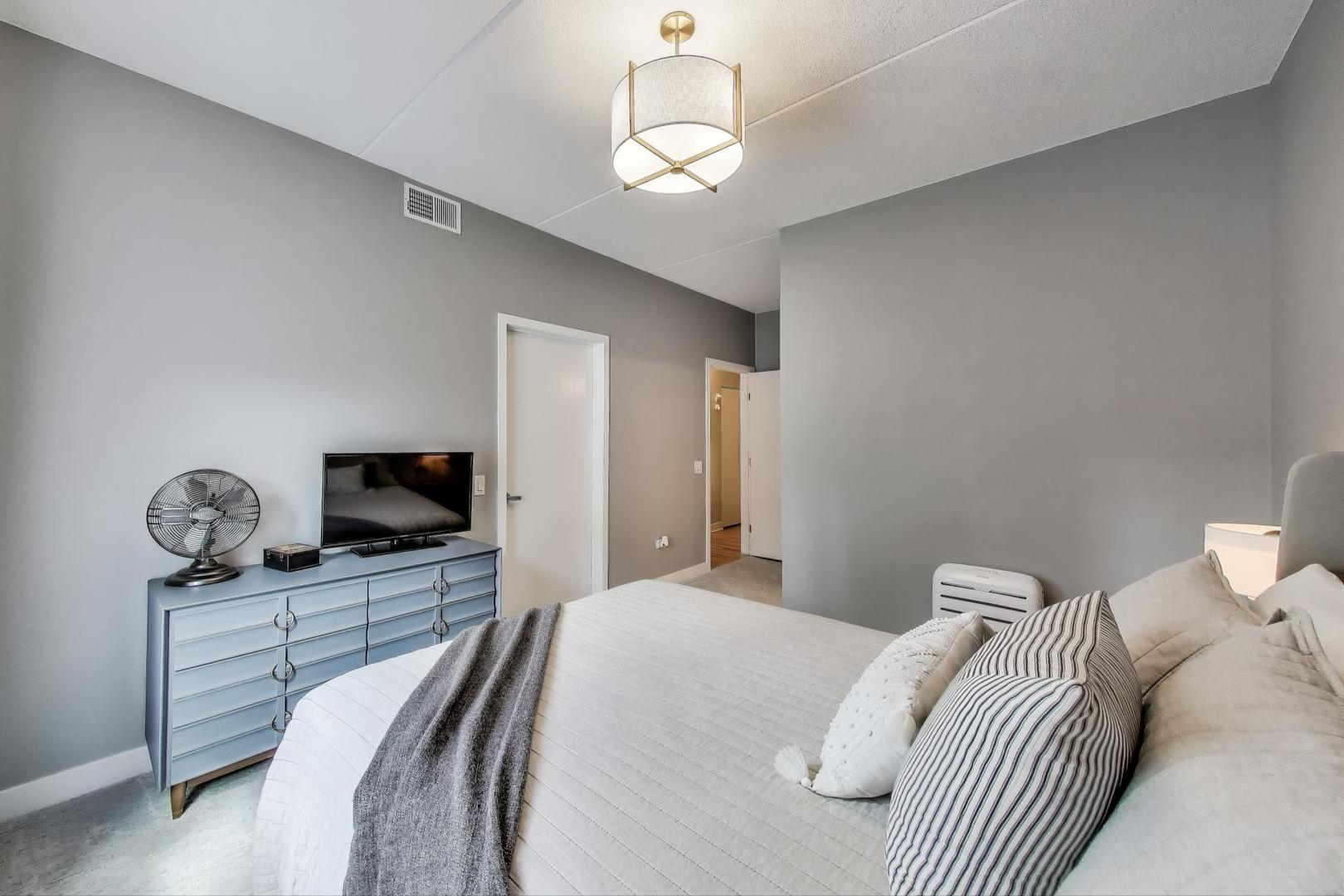 4301 North Sheridan Road, Unit 202 Chicago, IL 60613 - Photo 14 of 28 Gallery Image 14