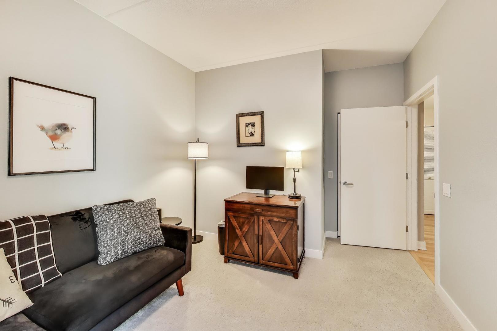4301 North Sheridan Road, Unit 202 Chicago, IL 60613 - Photo 18 of 28 Gallery Image 18