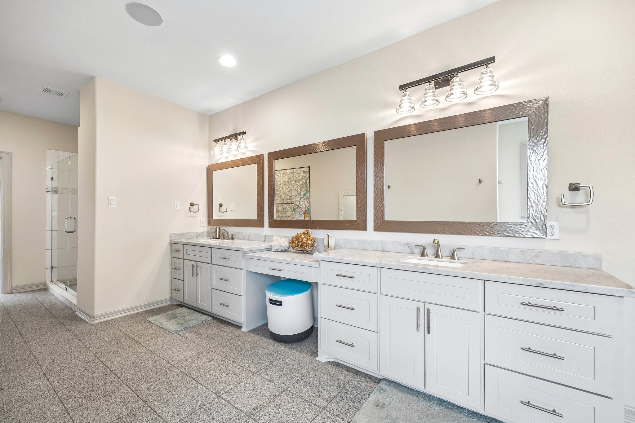 638 Heights Boulevard Houston, TX 77007 - Photo 19 of 49 Super spacious Primary Bathroom equipped with free-standing soaking tub, two vanities, and a HUGE walk-in shower!