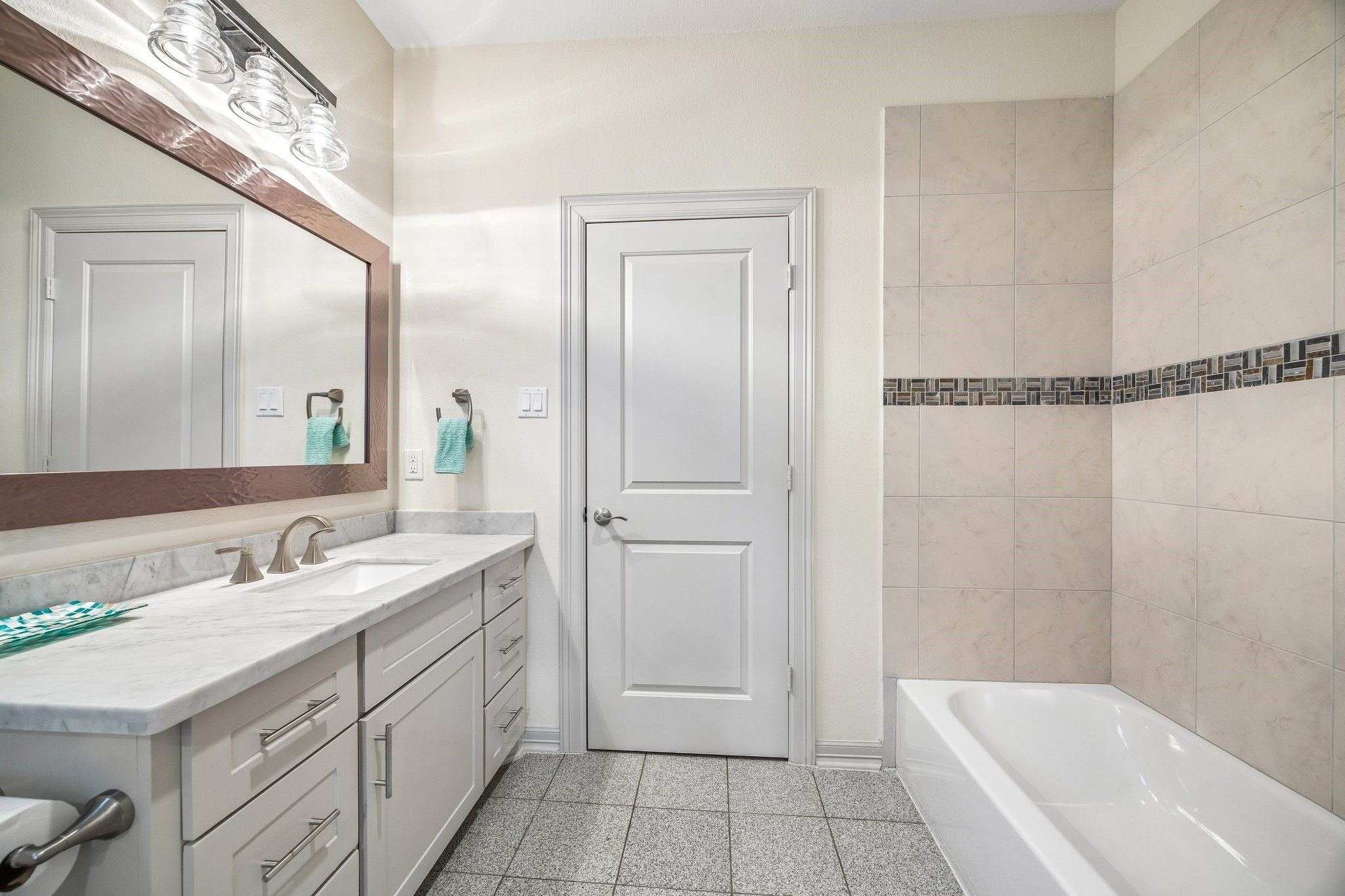 638 Heights Boulevard Houston, TX 77007 - Photo 29 of 49 a bathroom with a bathtub a sink a vanity and a mirror