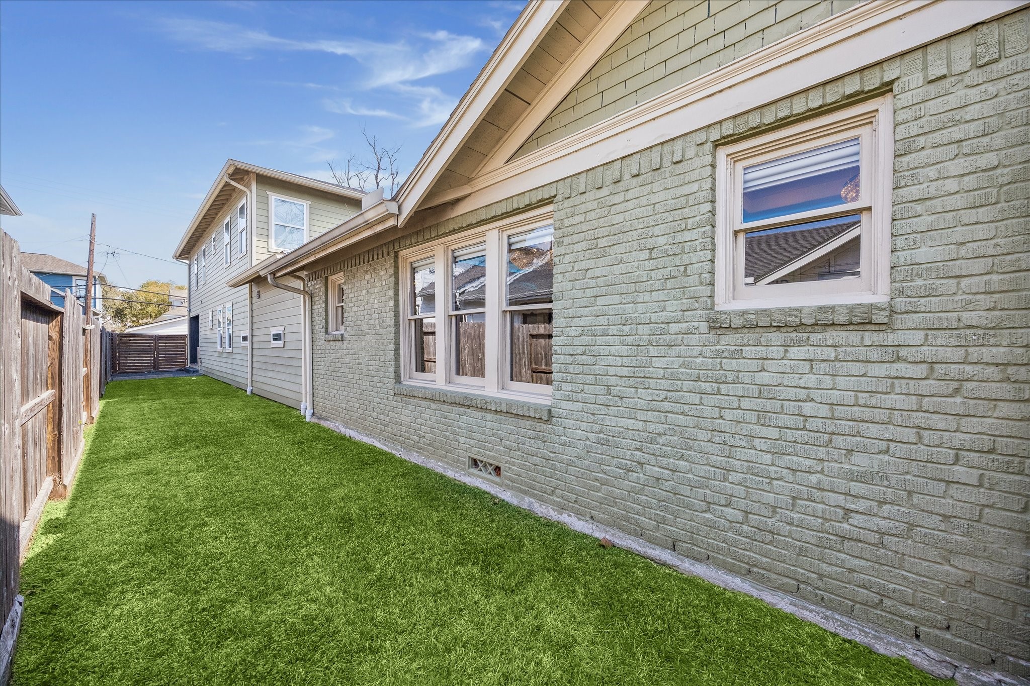 638 Heights Boulevard Houston, TX 77007 - Photo 33 of 49 There is spacious accessible yard space on the north side of the home, with lots of room to entertain from the back porch to the front yard!