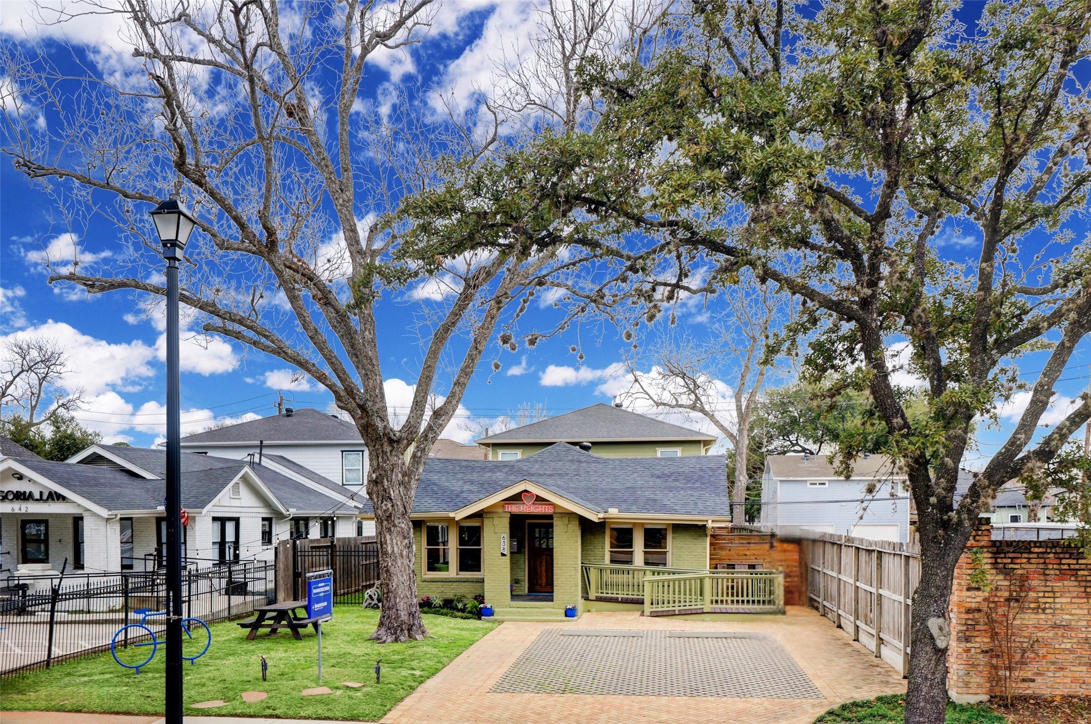 638 Heights Boulevard Houston, TX 77007 - Photo 5 of 49 Ideally located just one block from Donavan Park, this property places you in the heart of Houston Heights living. Enjoy easy access to local coffee shops, popular restaurants, neighborhood pubs, eclectic shopping, and the scenic, tree-lined trails that wind through the greenbelt along Heights Blvd., perfect for morning jogs, evening strolls, or weekend bike rides.