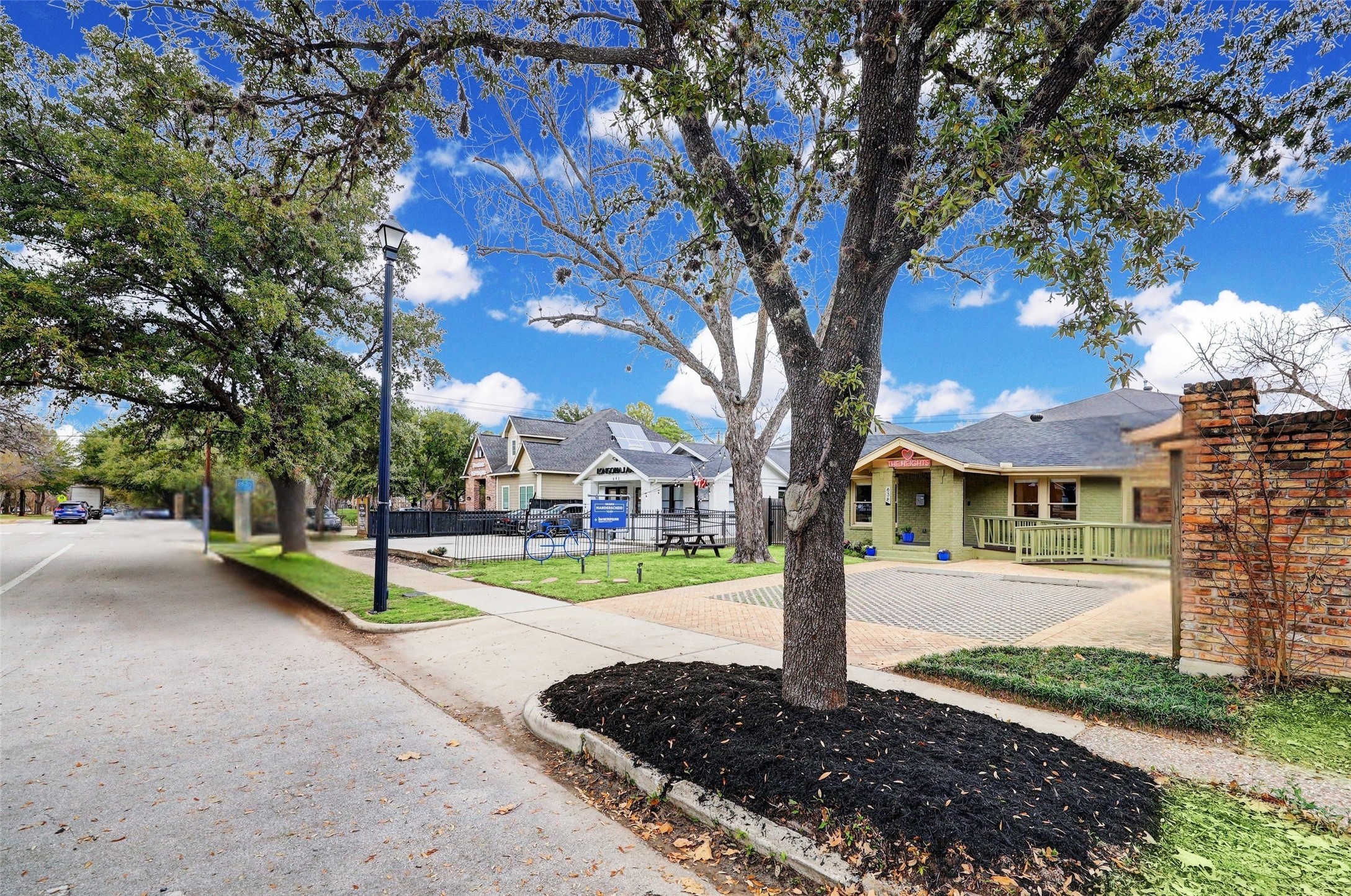 638 Heights Boulevard Houston, TX 77007 - Photo 6 of 49 With ample street parking up and down Heights Blvd, no shortage of room for visitors!
