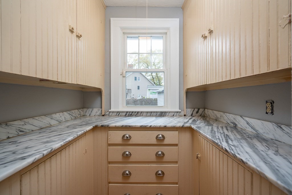 112 Manchester Terrace Springfield, MA 01108 - Photo 12 of 38