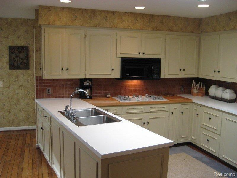 37 Warner Road Grosse Pointe, MI 48236 - Photo 3 of 14 37 Warner 007-001.jpg