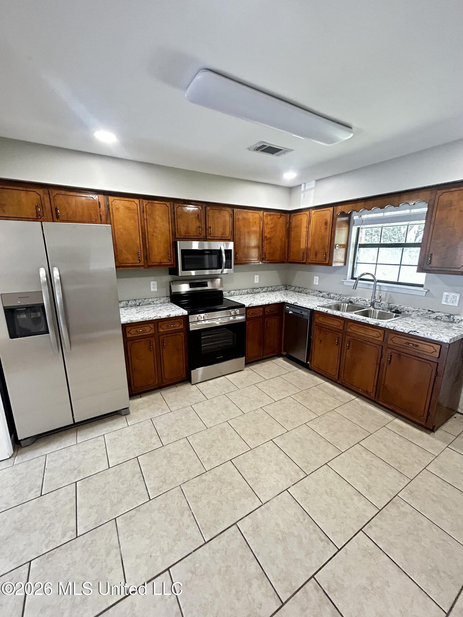 1002 Telly Road, Unit B Picayune, MS 39466 - Photo 5 of 11 IMG_3628