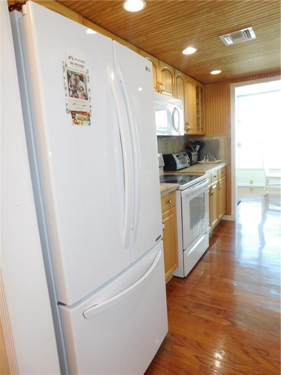 1620 South Ocean Boulevard, Unit 9C Pompano Beach, FL 33062 - Photo 25 of 43 KITCHEN