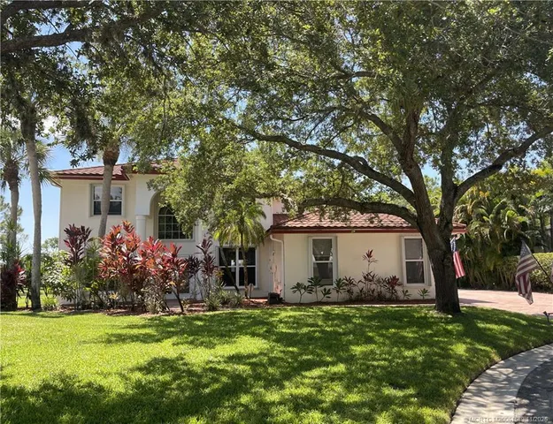 a view of a house with backyard