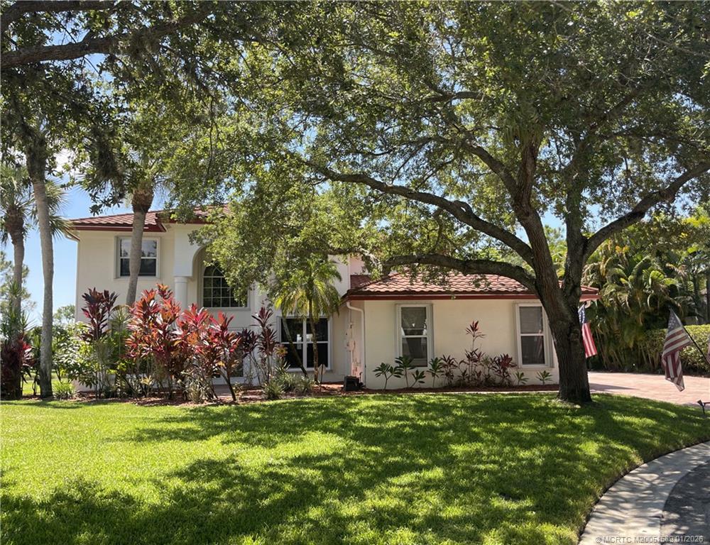 a view of a house with backyard