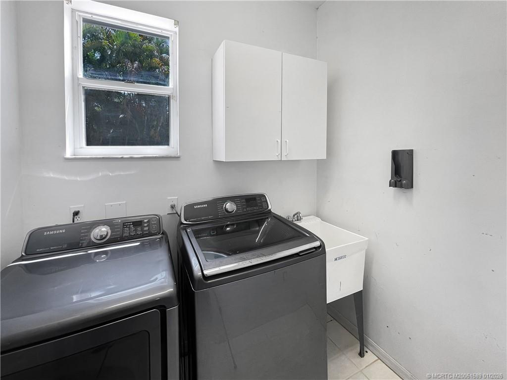 8006 Southwest Yachtsmans Drive Stuart, FL 34997 - Photo 29 of 42 a kitchen with a sink stove and cabinets