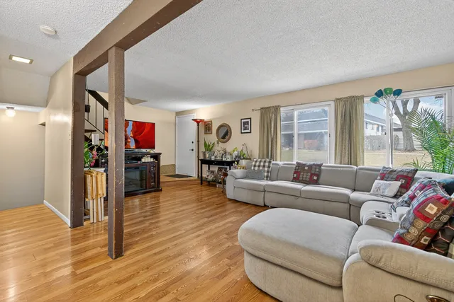 a view of livingroom with furniture and ceiling fan