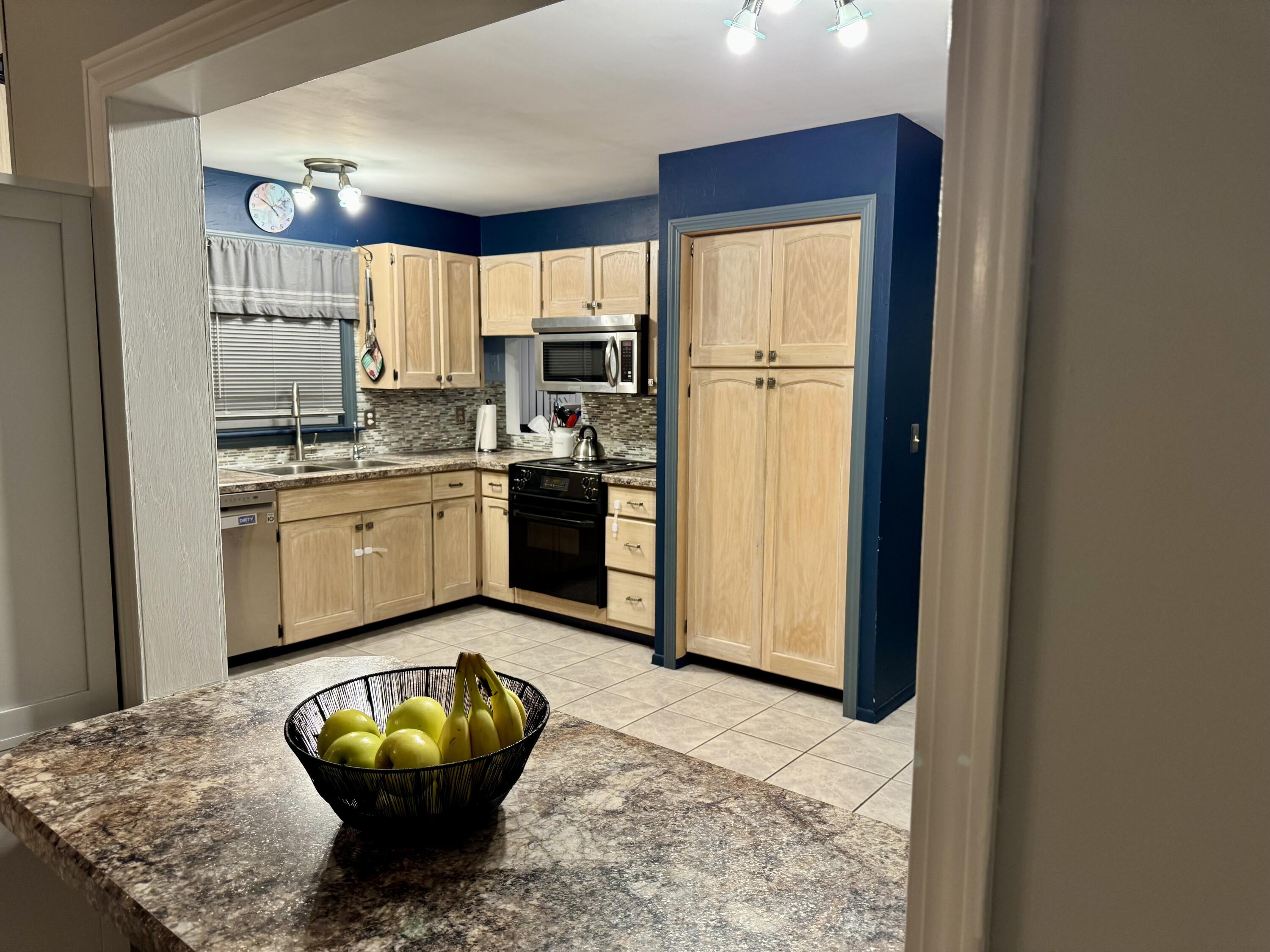 5349 Old Franklin Road Grand Blanc, MI 48439 - Photo 13 of 26 Dining Room Kitchen Pass-thru