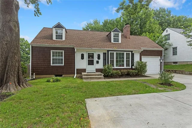 $474,000 | 3316 West 75th Street, Prairie Village, KS 66208