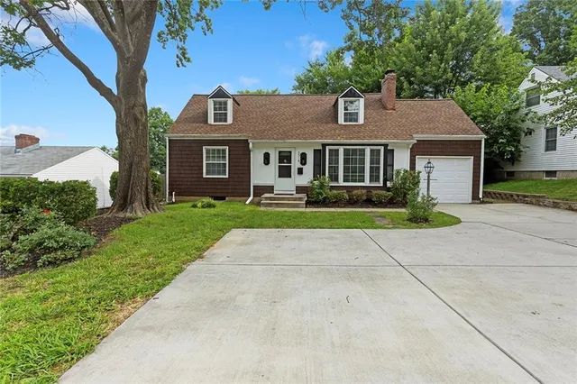 $474,000 | 3316 West 75th Street, Prairie Village, KS 66208