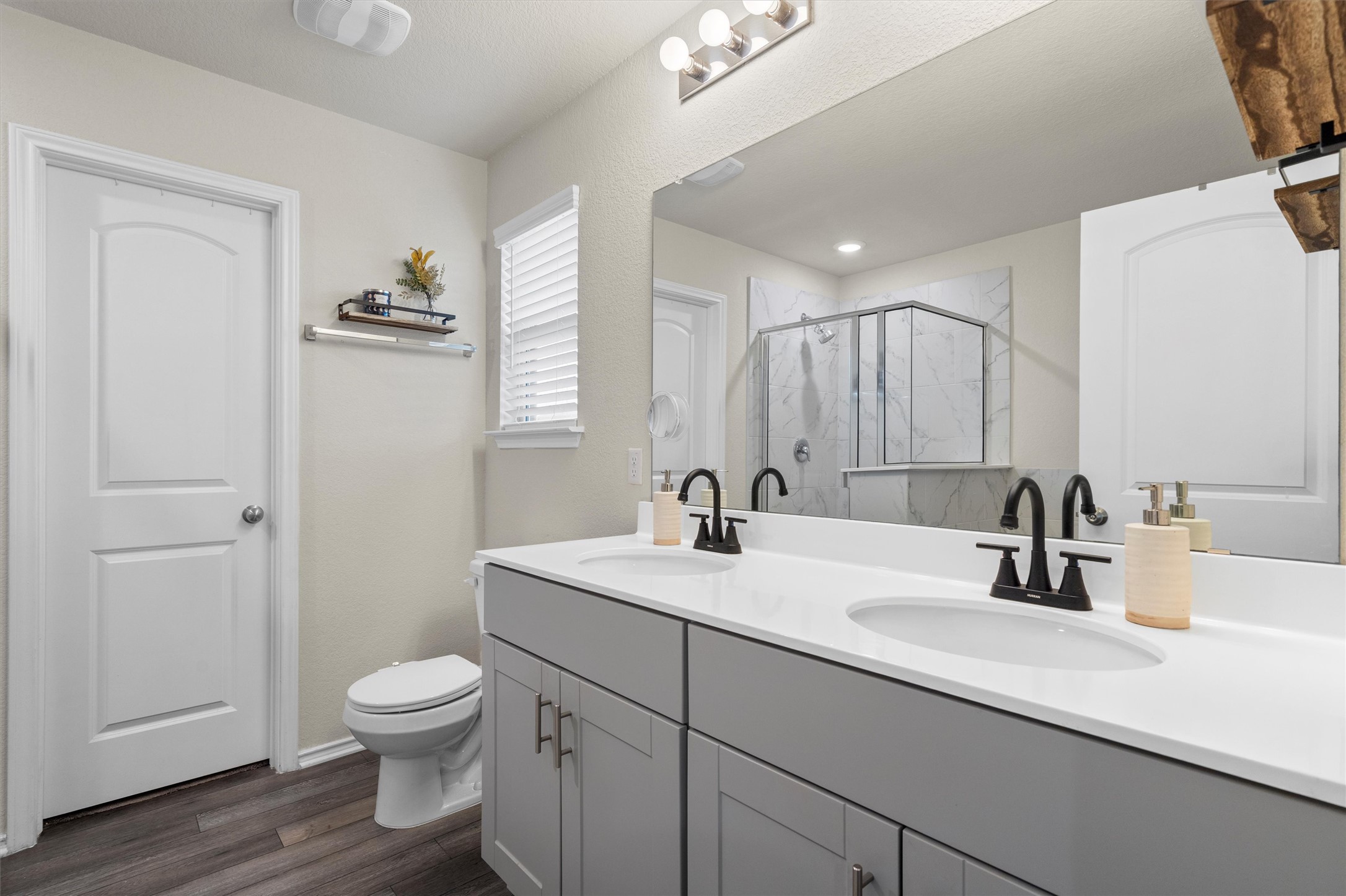 145 Fiery Skipper Lane Georgetown, TX 78626 - Photo 20 of 29 Primary on suite Bathroom