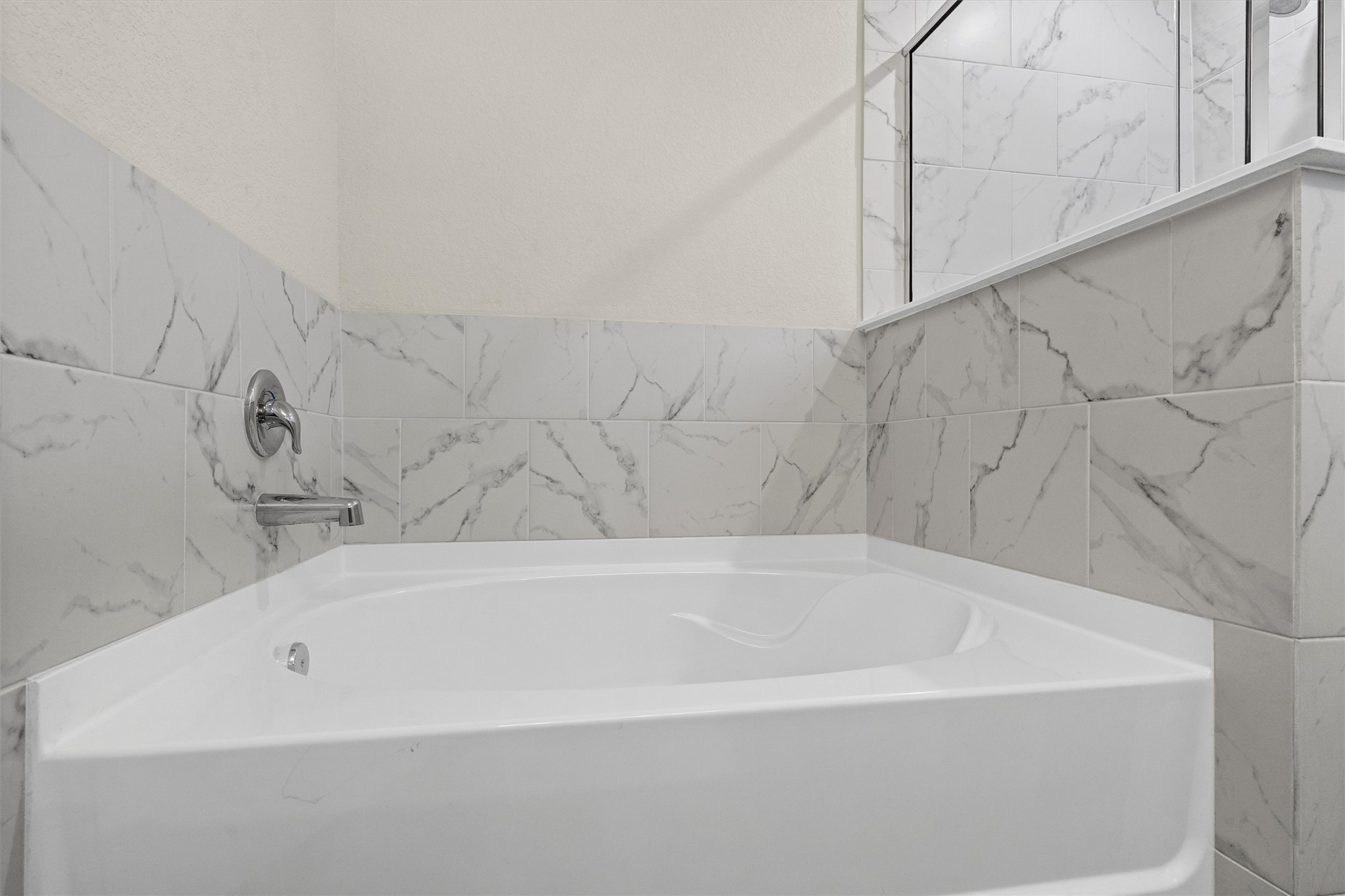 145 Fiery Skipper Lane Georgetown, TX 78626 - Photo 21 of 29 Primary Full bathroom featuring a garden tub