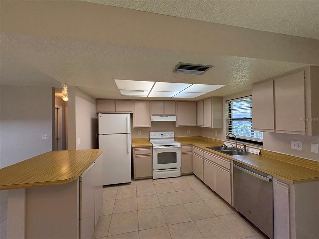 3927 Worcester Road Sarasota, FL 34231 - Photo 8 of 19 Gallery Image 8