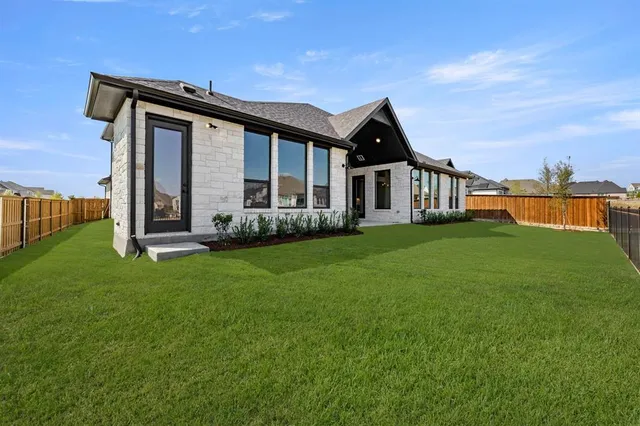 a view of a house with backyard and porch