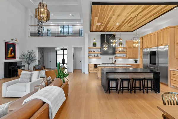 $2,290,000 | 1026 Traweek Drive, Houston, TX 77055