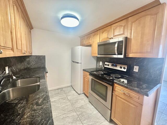 1067 Cornwall East Boca Raton, FL 33434 - Photo 3 of 21 Kitchen