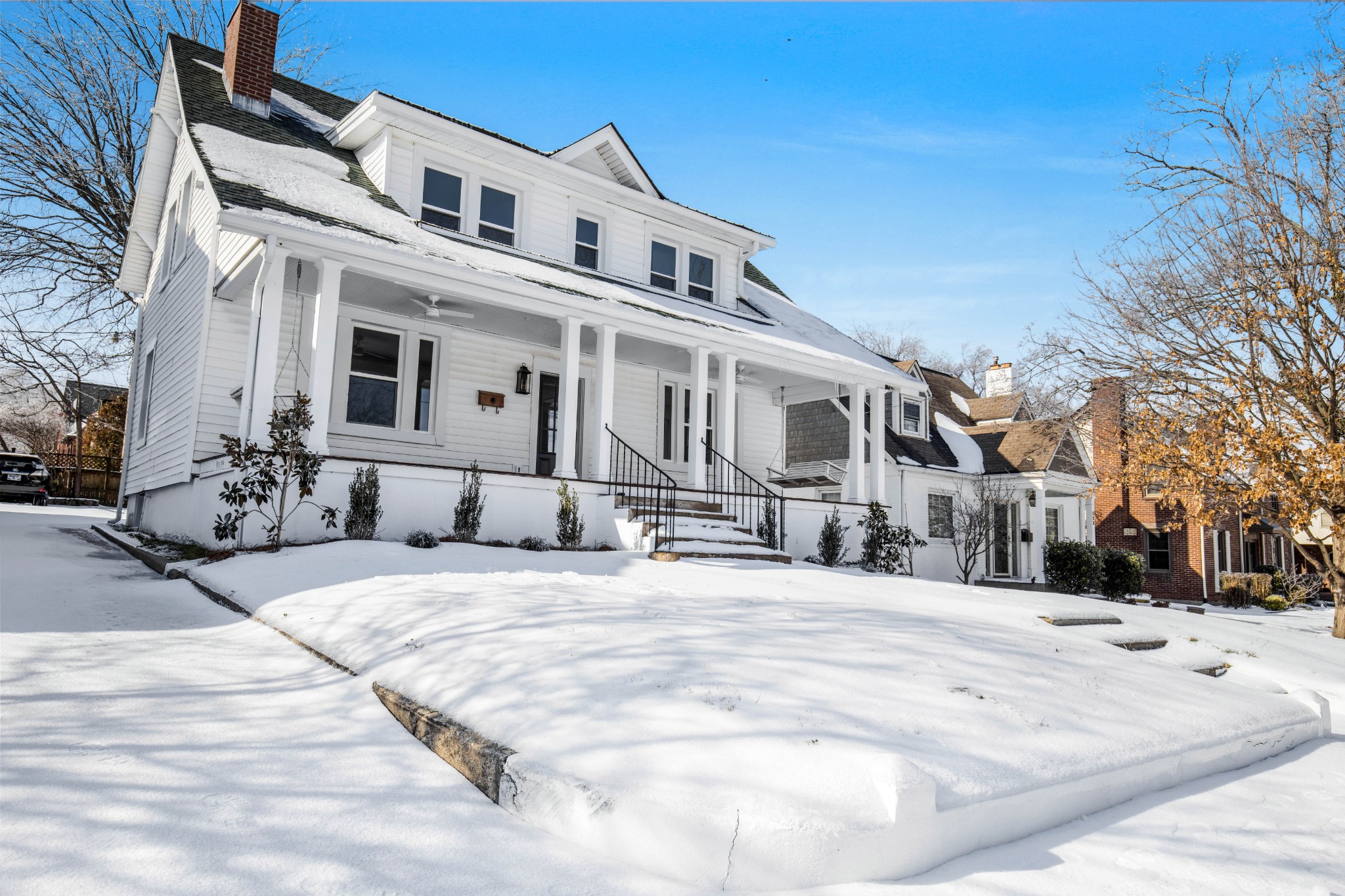 325 North Walnut Street Springfield, TN 37172 - Photo 2 of 34 a view of a white house with a yard