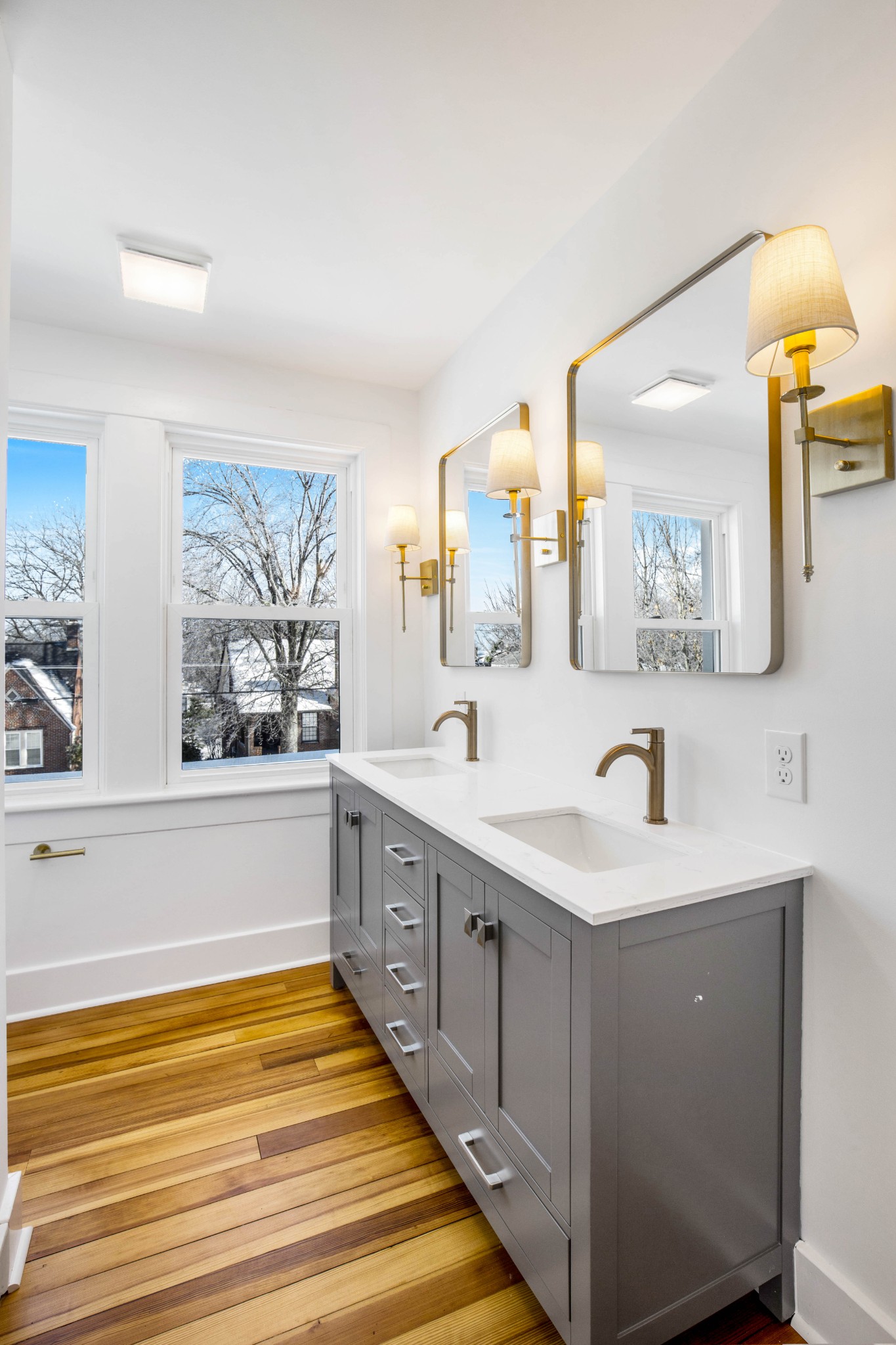 325 North Walnut Street Springfield, TN 37172 - Photo 31 of 34 a bathroom with a double vanity sink mirror and a bathtub