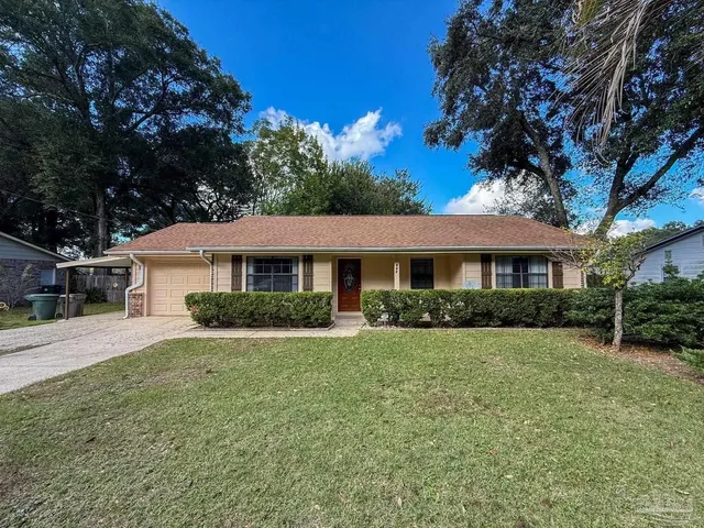 a view of a house with a yard
