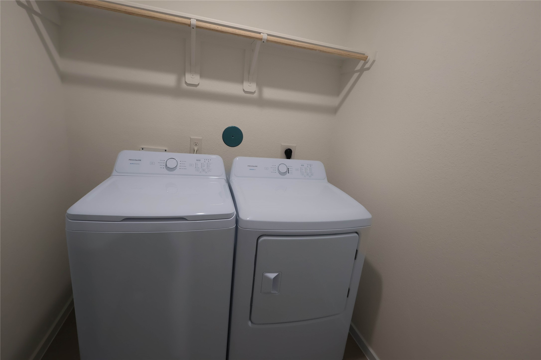 3020 Colusa Rdg Drive Katy, TX 77493 - Photo 14 of 16 a utility room with dryer and washer