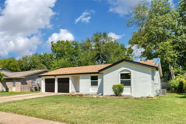 a view of a house with yard