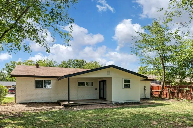 a view of a house with yard