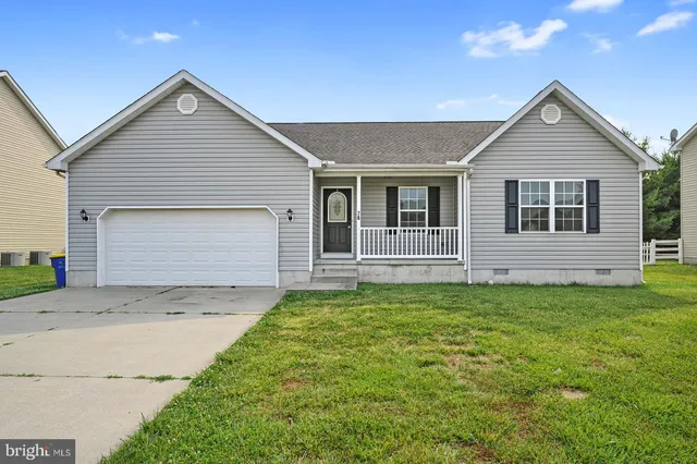 a view of front of a house with a yard