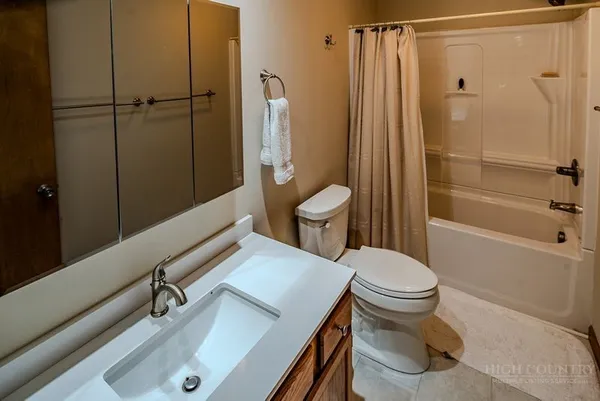 $629,900 | 517 Pine Ridge Road, Beech Mountain, NC 28604