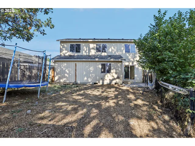 a view of a house with backyard